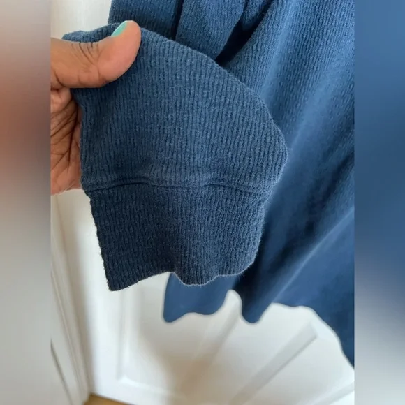 Universal Thread Henley - Picture 5 of 6